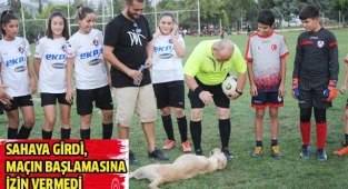 Sahaya girdi, maçın başlamasına izin vermedi
