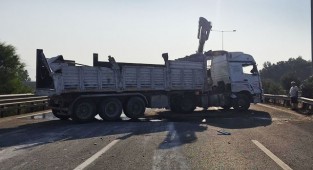 Tır yan yattı,otoban çıkışı trafiğe kapandı