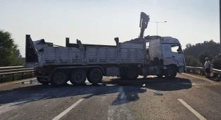 Tır yan yattı,otoban çıkışı trafiğe kapandı