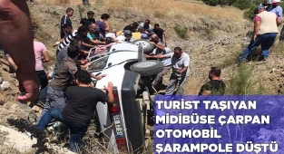 Turist taşıyan midibüse çarpan otomobil şarampole düştü