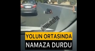 Yolun ortasında namaza durdu