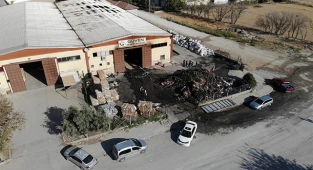 Küle dönen geri dönüşüm fabrikasında temizlik çalışmaları başladı
