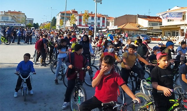 Öğrenciler hareketlilik için aynı anda pedal çevirdi