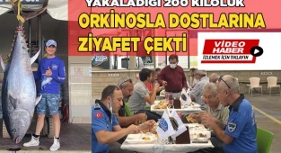 Yakaladığı 200 kiloluk orkinosla dostlarına ziyafet çekti
