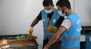 Hastanede arta kalan yemekler can dostlarına mama oluyor
