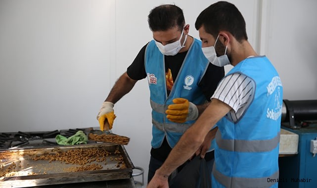 Hastanede arta kalan yemekler can dostlarına mama oluyor