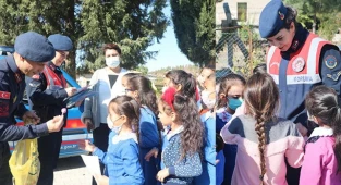 Jandarma çocuklara doğa ve hayvan sevgisini anlattı