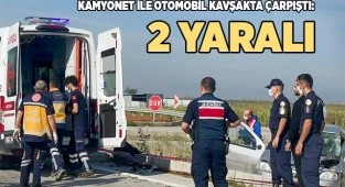 Kamyonet ile otomobil kavşakta çarpıştı: 2 yaralı