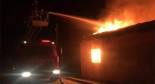 Müstakil ev alevlere teslim oldu