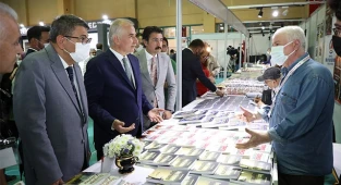 Rektör Kutluhan, 4. Kitap Fuarı’nda Dijital Kütüphaneyi Deneyimledi