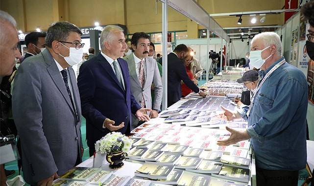 Rektör Kutluhan, 4. Kitap Fuarı’nda Dijital Kütüphaneyi Deneyimledi