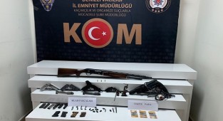 Sahte para ve kaçak silahla yakalandı