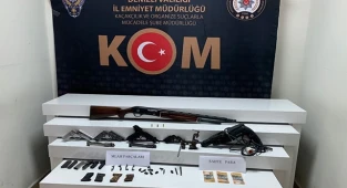 Sahte para ve kaçak silahla yakalandı