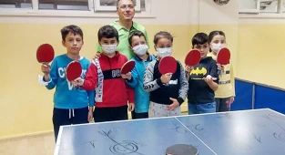 22 yıldır öğrencilere ücretsiz masa tenisi eğitimi veriyor
