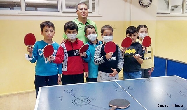 22 yıldır öğrencilere ücretsiz masa tenisi eğitimi veriyor