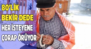 80'lik Bekir Dede her isteyene çorap örüyor