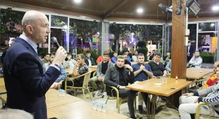 Başkan Özbaş'tan futbolculara moral yemeği