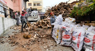 Buldan Belediyesinden yakacak yardımı