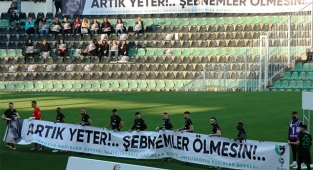 Denizlispor'un kadın taraftarlarından 'Şebnem'ler ölmesin' pankartı