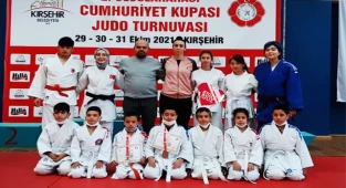 Minik judocular madalyayla döndü