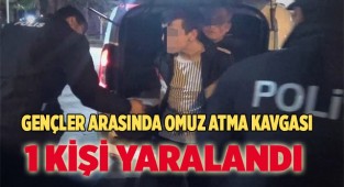 Yeni Cami avlusunda birbirlerine girdiler
