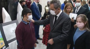 Bakan Özer'den resim yarışmasında dereceye giren öğrenciyle esprili diyalog