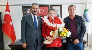 Bileğiyle dünyayı deviren Şifa Nur, Çivril’in gururu oldu