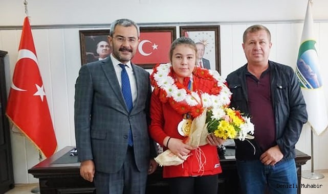 Bileğiyle dünyayı deviren Şifa Nur, Çivril’in gururu oldu