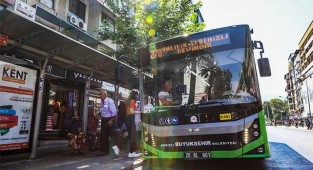 Büyükşehir’in sağlıkçılara ulaşım desteği devam edecek