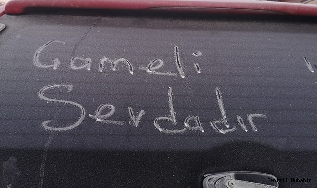 Çameli'de soğuktan araçların camları dondu