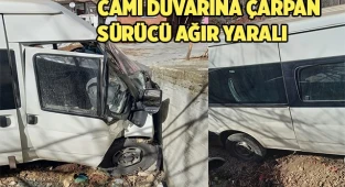 Cami duvarına çarpan minibüsün sürücüsü ağır yaralandı