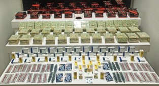 Kaçak cinsel ürün satıcılarına darbe