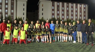 Kadın futbol takımı ve ampute sporcular kadına şiddete 'hayır' dedi