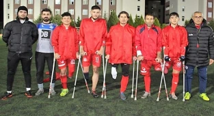 Yedek oyuncusu dahi olmayan takım geçtiğimiz yılın formalarıyla sahaya çıkıyor