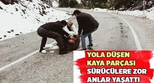 Yola düşen kaya parçası sürücülere zor anlar yaşattı