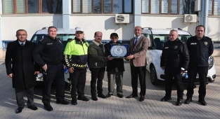 Bağışlanan 2 araç törenle teslim alındı