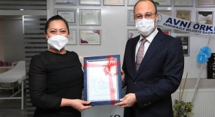 Başkan Örki 2022 yılının ilk ruhsatını verdi