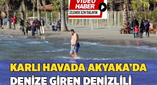 Buz gibi karlı havada Akyaka'da denize girdi