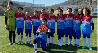 Çamlık Futbol, turnuvadan kupayla döndü