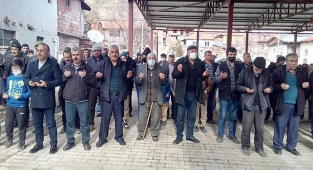 Eller semaya yağmur ve kar yağışı için açıldı