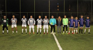 Geleneksel hale gelen halı saha turnuvasında 33 takım ter döküyor