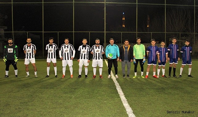 Geleneksel hale gelen halı saha turnuvasında 33 takım ter döküyor