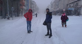 Hayat dondu, çalışanlar yürüyerek işe gitti