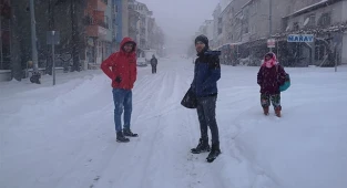 Hayat dondu, çalışanlar yürüyerek işe gitti