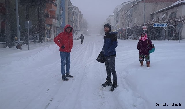 Hayat dondu, çalışanlar yürüyerek işe gitti