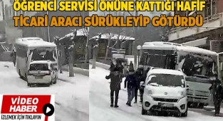 Öğrenci servisi önüne kattığı hafif ticari aracı sürükleyip götürdü