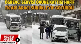Öğrenci servisi önüne kattığı hafif ticari aracı sürükleyip götürdü