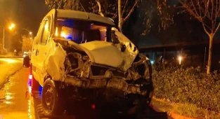 Refüje çarpan sürücünün karnına demir saplandı