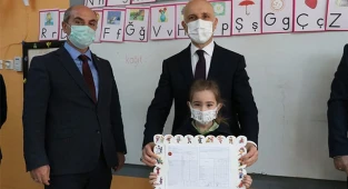 Sarayköy protokolü öğrencilerin karne heyecanını paylaştı