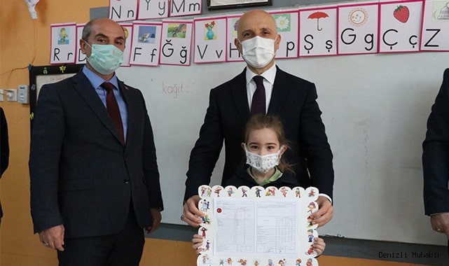 Sarayköy protokolü öğrencilerin karne heyecanını paylaştı